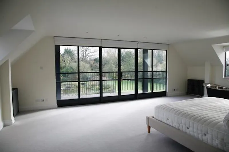Bedroom at Film location C893 in Hampshire (photo 21)