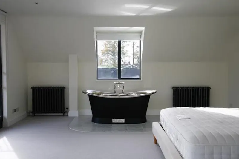 Bath - rolltop at Film location C893 in Hampshire (photo 22)
