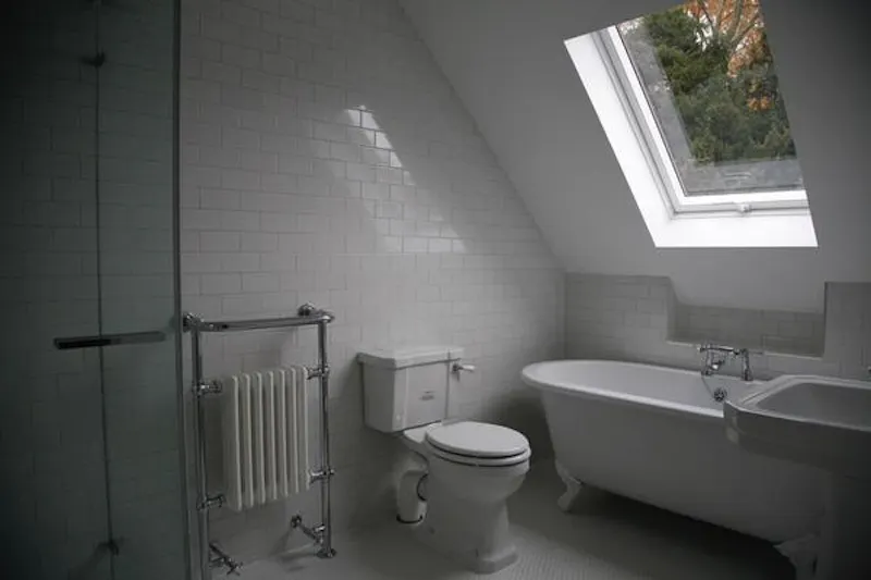 Bathroom at Film location C893 in Hampshire (photo 23)