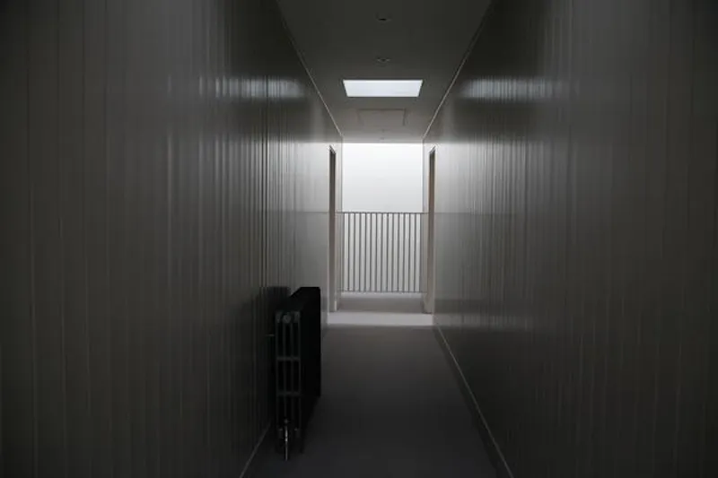 Corridor at Film location C893 in Hampshire (photo 24)