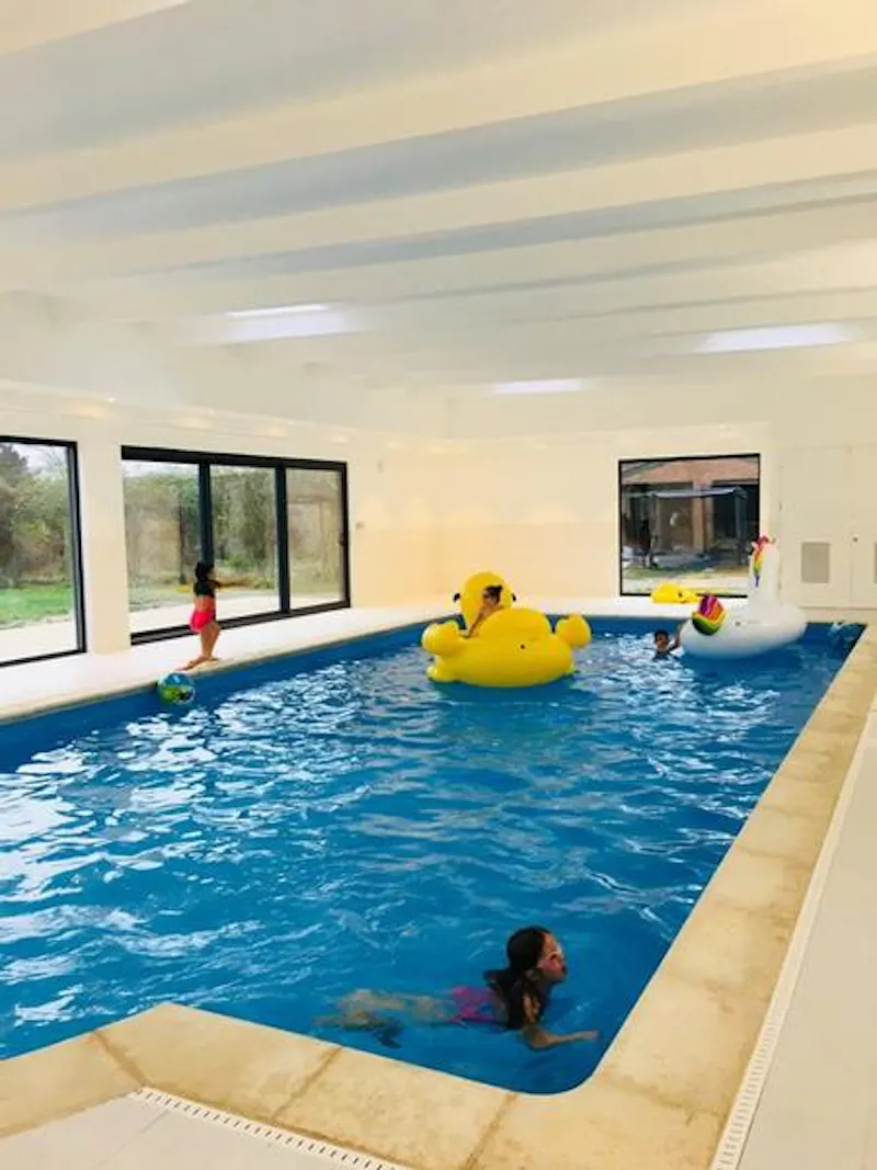 Swimming pool - indoor at Film location C893 in Hampshire (photo 34)