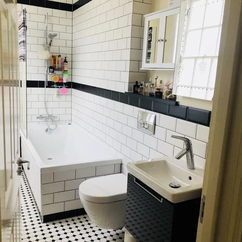 Bathroom at Ground floor period flat in Denham, F1156 (photo 11)