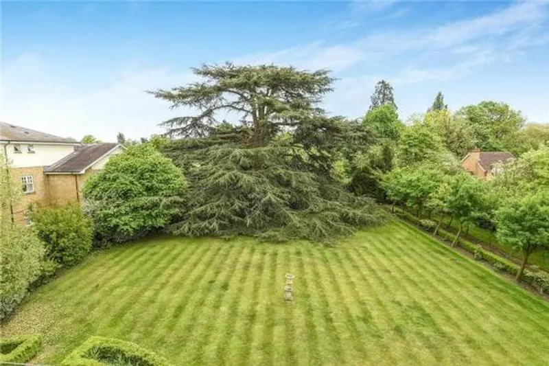 Garden at Ground floor period flat in Denham, F1156 (photo 21)