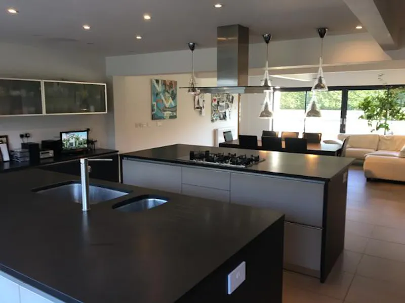 Dining room at Modern Esher pool house, K423 (photo 11)