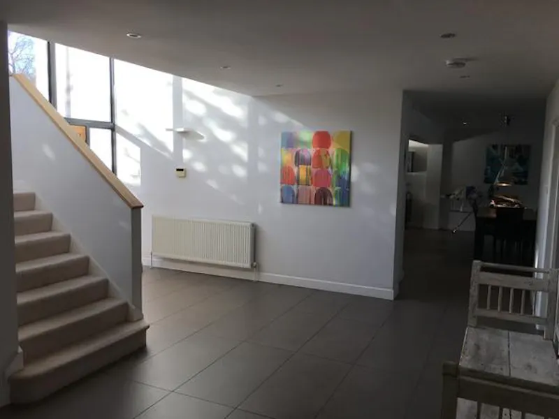 Entrance hall at Modern Esher pool house, K423 (photo 17)