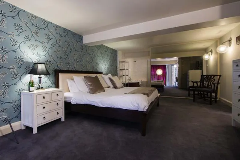 Bedroom at Loft style apartment in Angel, F1157 (photo 5)