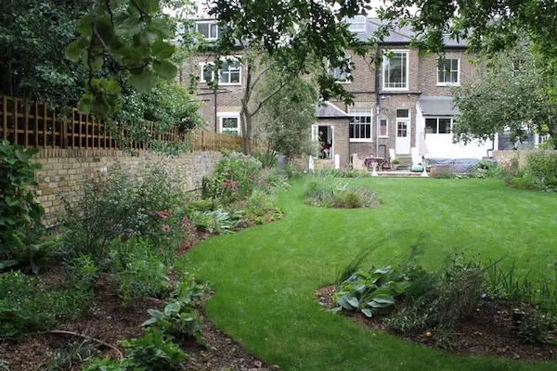 Garden at Beautiful Brondsbury Park house, B1796 (photo 26)
