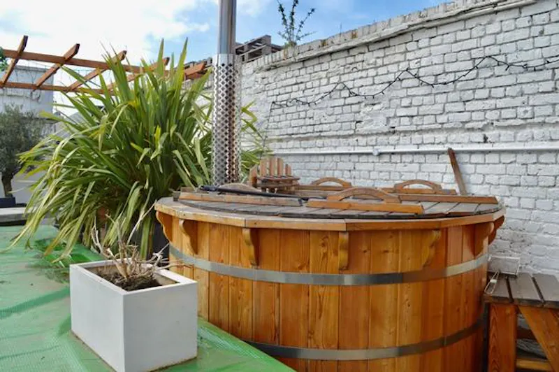 Jacuzzi at Funky apartment in Shoreditch, F1158 (photo 21)