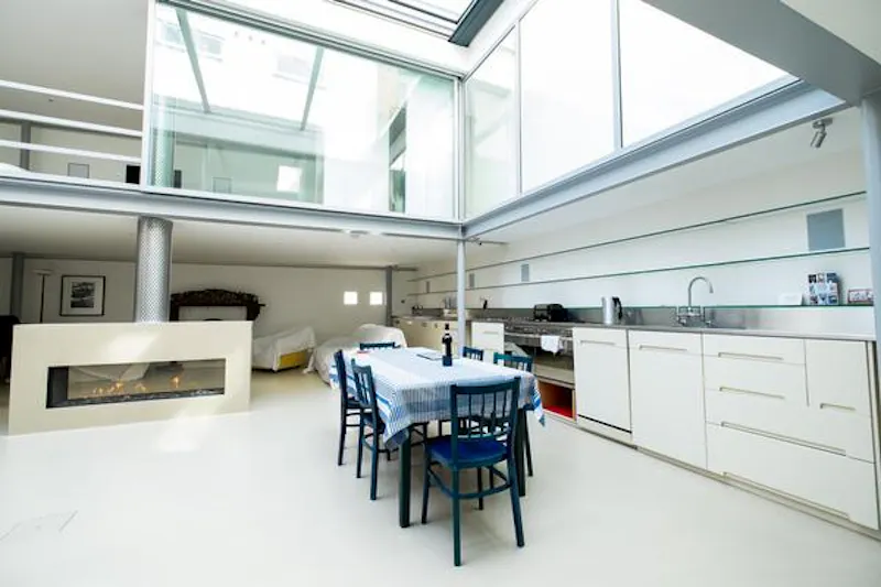 Kitchen at Clerkenwell atrium house, K427 (photo 2)