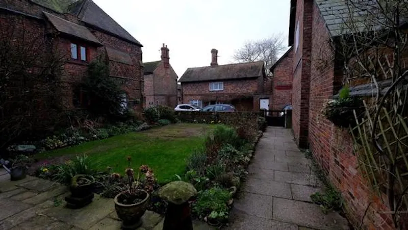 Garden at Film location C896 in Cheshire (photo 9)