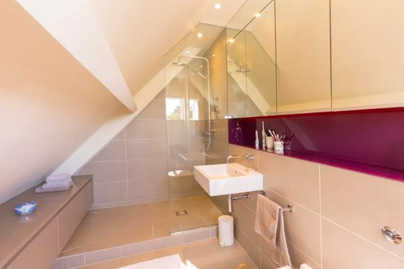 Shower at Film location H180 in West Sussex (photo 11)