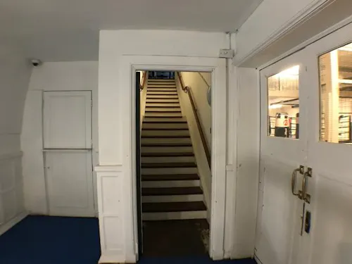 Two floor boxing gym in Clapham, V157