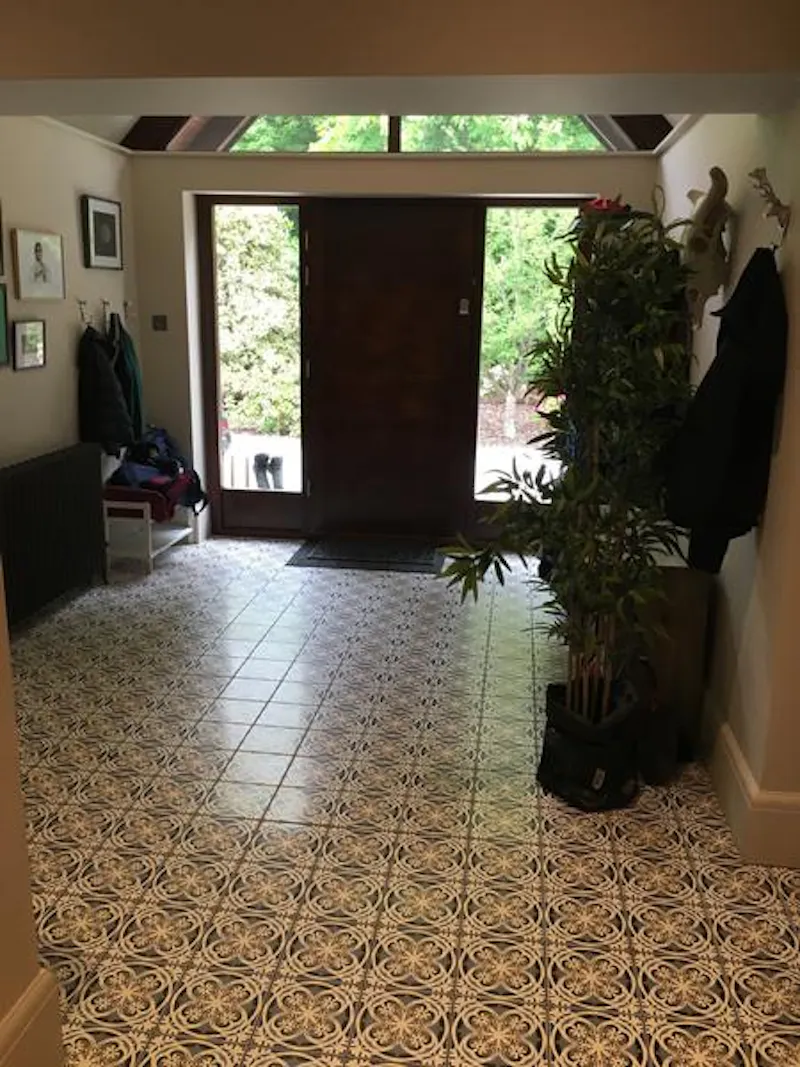 Entrance hall at Large Amersham family home, D2334 (photo 19)