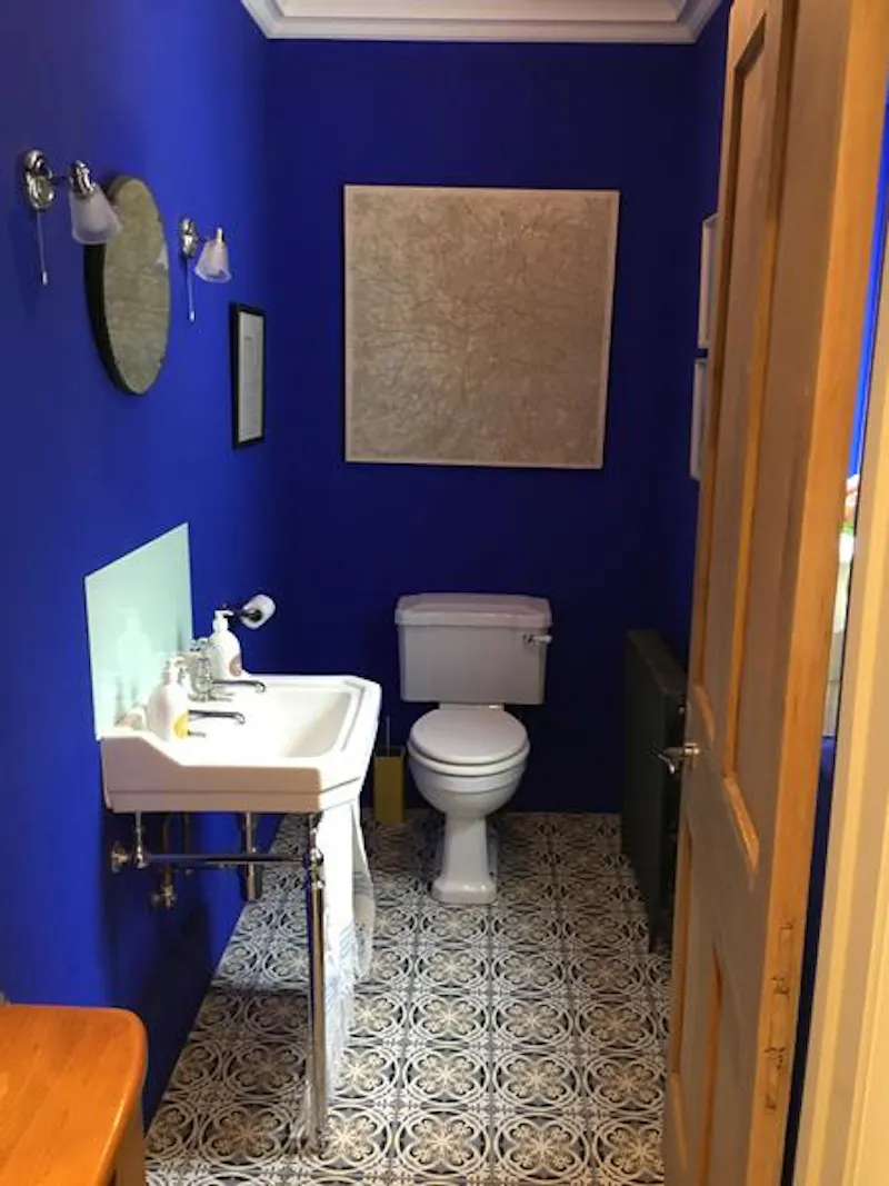 Bathroom at Large Amersham family home, D2334 (photo 22)
