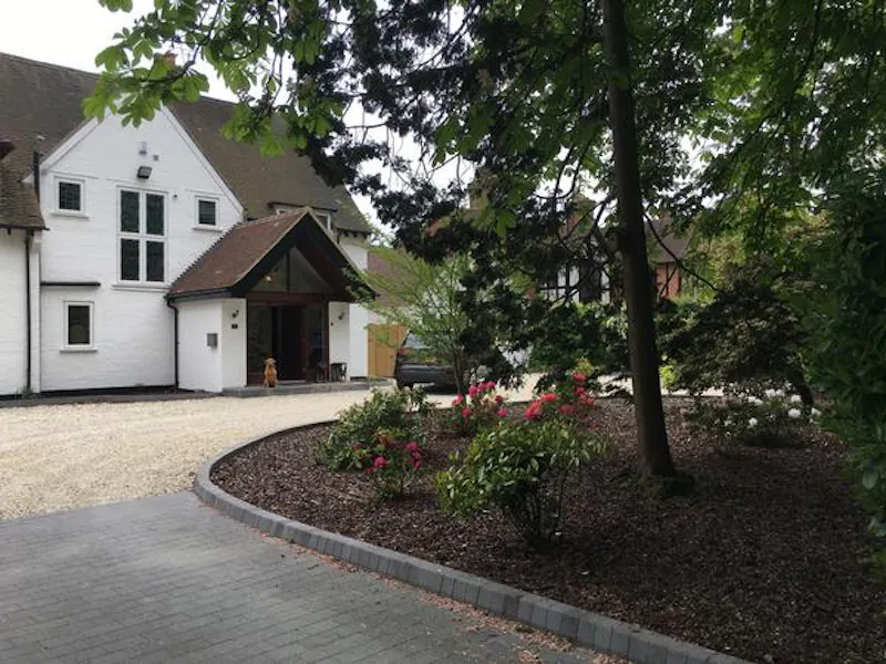 Driveway at Large Amersham family home, D2334 (photo 31)