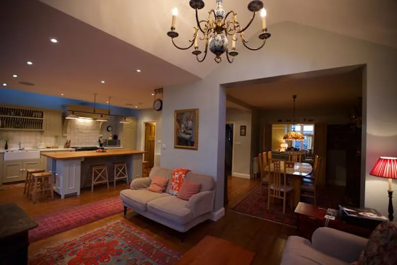 Open plan at Film location D2336 in Surrey (photo 10)