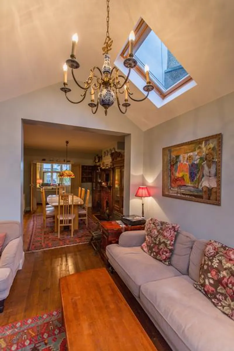 Living Room at Film location D2336 in Surrey (photo 14)
