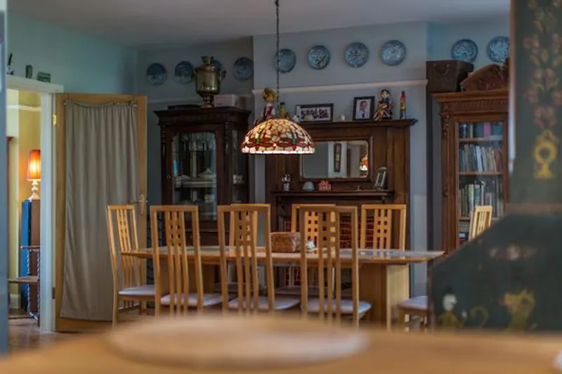 Dining room at Film location D2336 in Surrey (photo 18)
