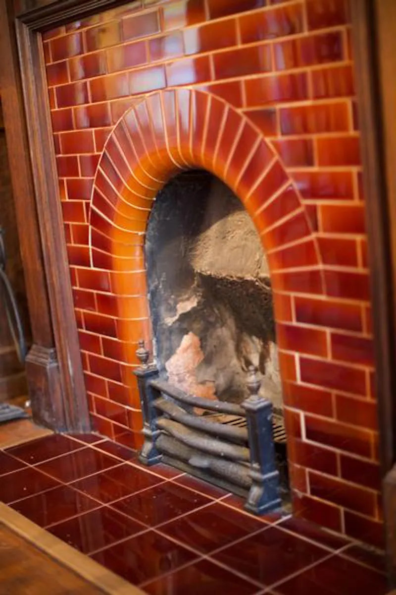 Fireplace at Film location D2336 in Surrey (photo 20)
