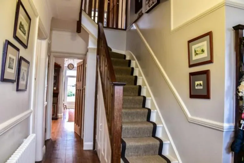 Staircase at Film location D2336 in Surrey (photo 30)