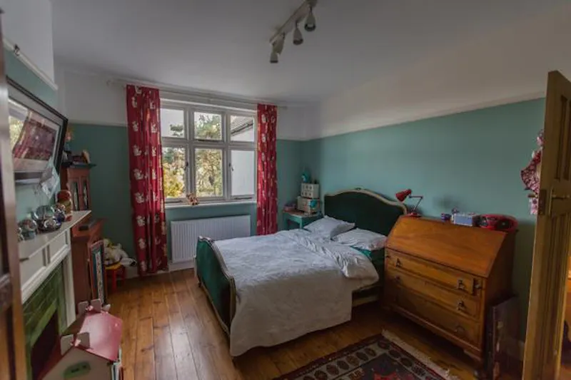 Bedroom at Film location D2336 in Surrey (photo 37)
