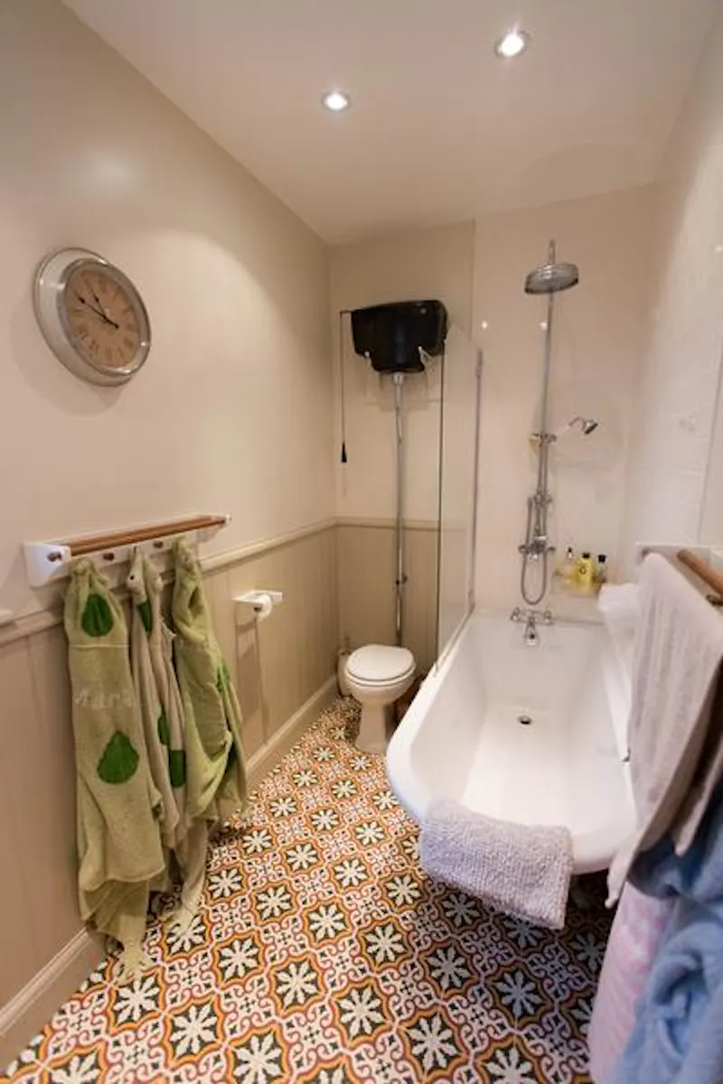 Bathroom at Film location D2336 in Surrey (photo 46)