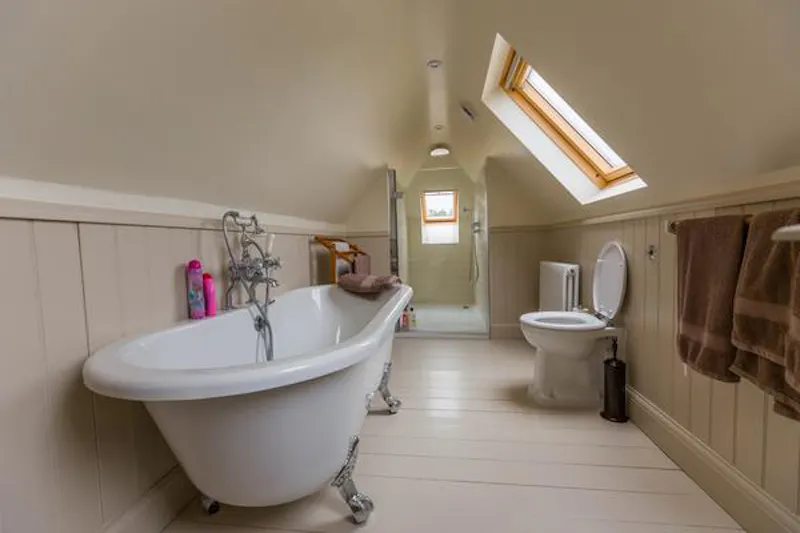 Bathroom at Film location D2336 in Surrey (photo 50)