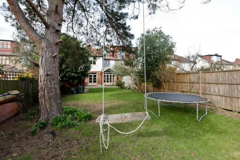 Film location D2336 in Surrey (photo 52)