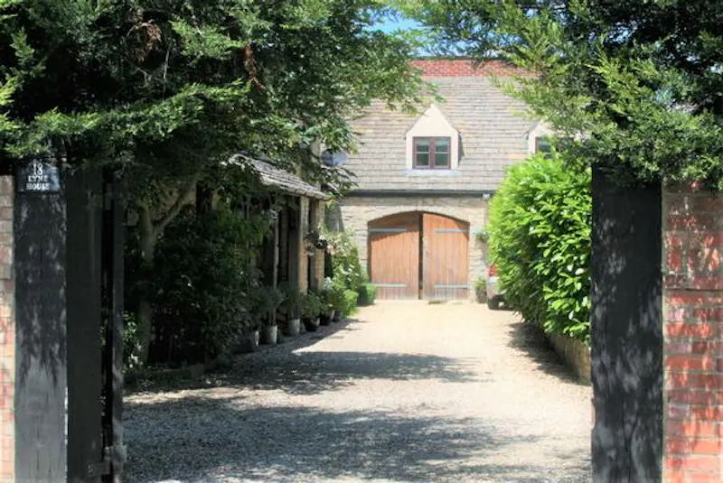 Garage at Film location H1012 in Oxfordshire (photo 2)