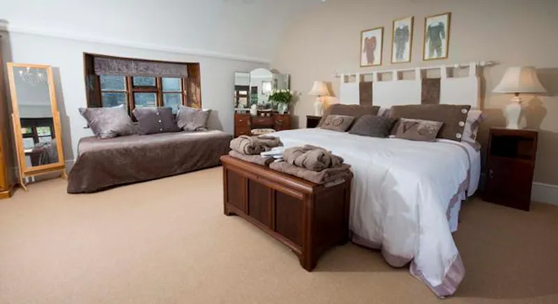 Bedroom at Film location H1012 in Oxfordshire (photo 10)