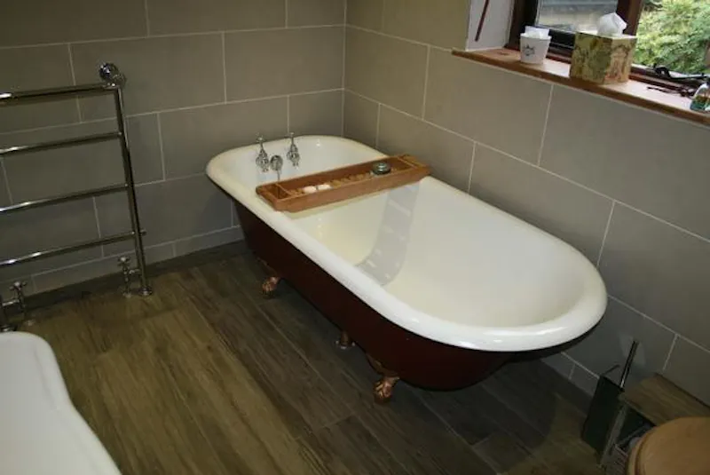 Bathroom at Film location H1012 in Oxfordshire (photo 12)