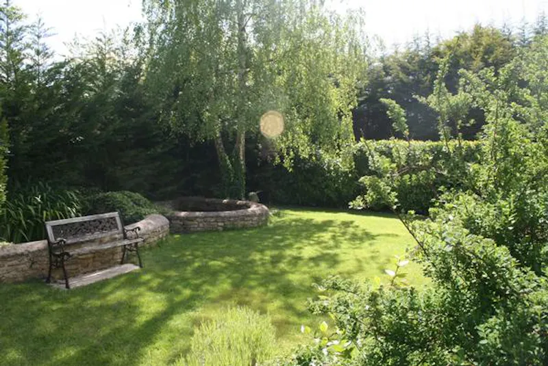 Garden at Film location H1012 in Oxfordshire (photo 15)