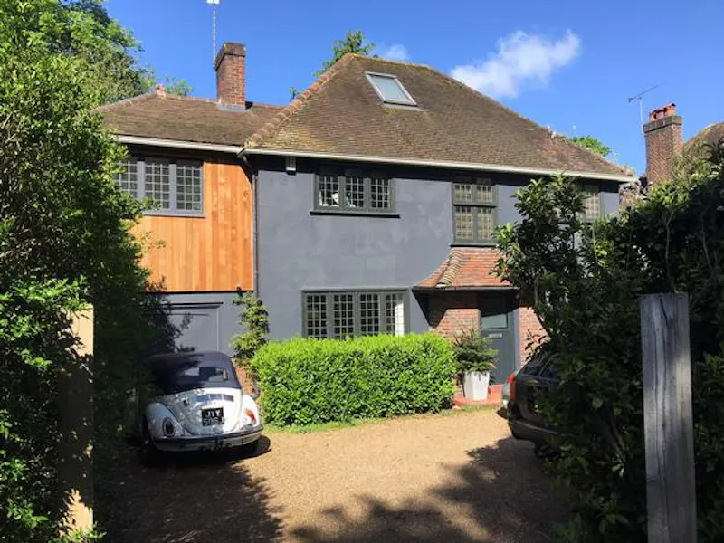 Driveway at Contemporary Esher house, K430 (photo 1)