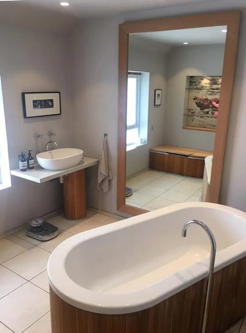 Bathroom at Contemporary Esher house, K430 (photo 15)