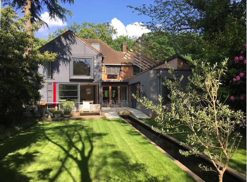 Garden at Contemporary Esher house, K430 (photo 19)