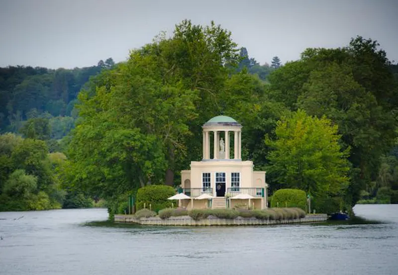 Summer house at Unique Henley island venue, Q133 (photo 1)