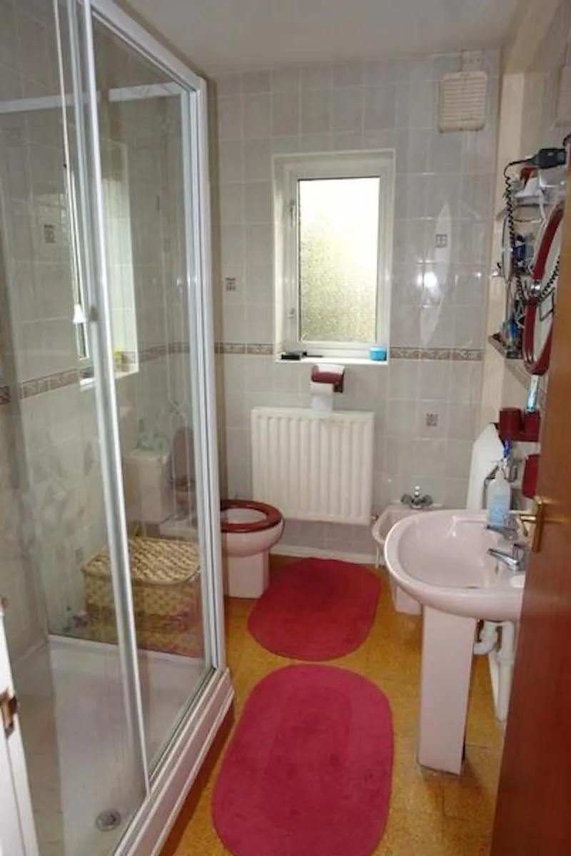 Shower at Wycombe 60's house, D2339 (photo 18)