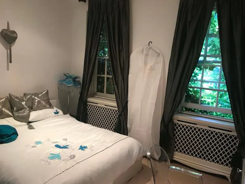 Bedroom at Film location E454 in London (photo 17)