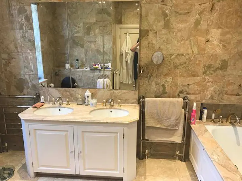 Bathroom at Film location E454 in London (photo 22)