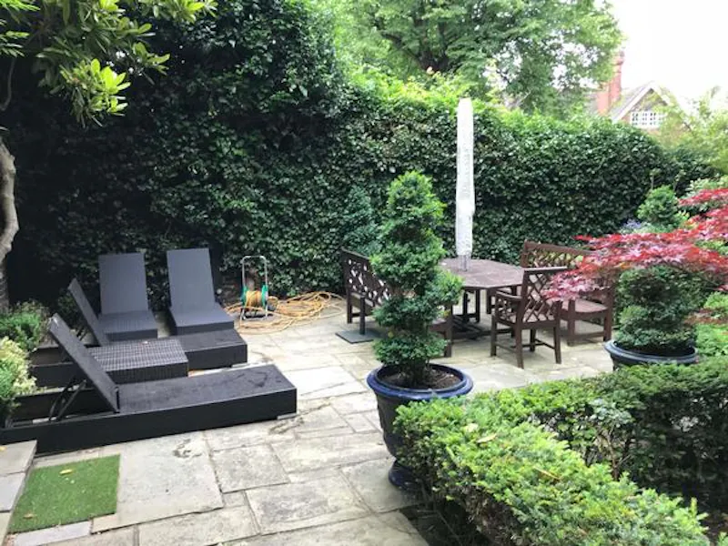 Garden at Film location E454 in London (photo 30)