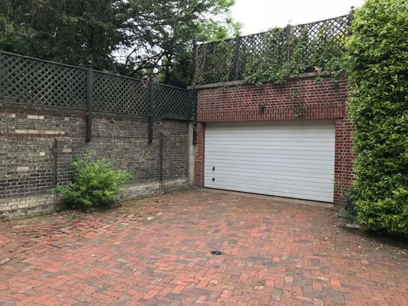 Garage at Film location E454 in London (photo 31)
