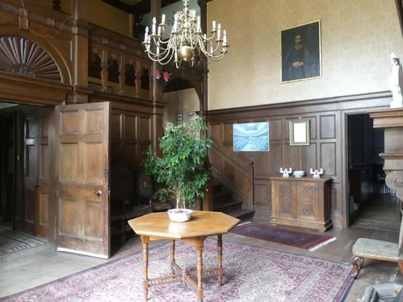 Entrance hall at Film location E455 in Hertfordshire (photo 2)