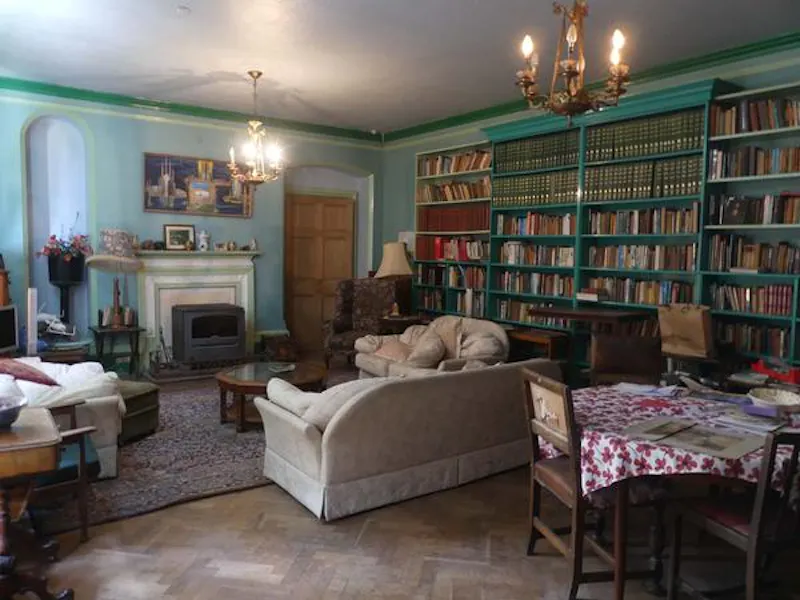 Living Room at Film location E455 in Hertfordshire (photo 10)