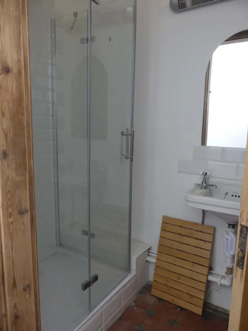 Shower at Film location E455 in Hertfordshire (photo 16)