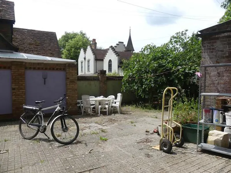 Courtyard at Film location E455 in Hertfordshire (photo 26)