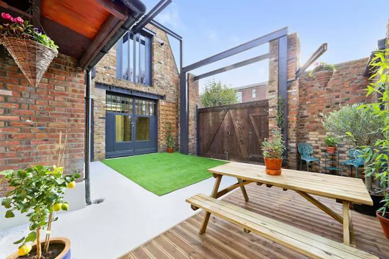 Garden at Modern Hackney apartment, K431 (photo 20)