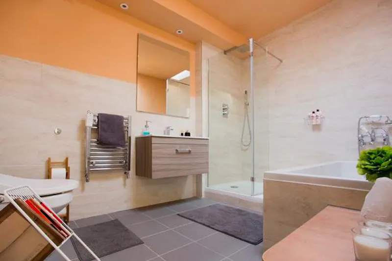 Bathroom at Modern Hackney apartment, K431 (photo 15)