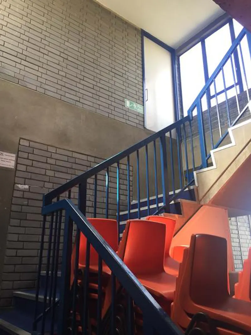 Staircase at Film location CH107 in London (photo 38)