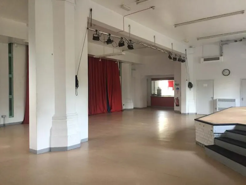 Entrance hall at Film location CH107 in London (photo 52)