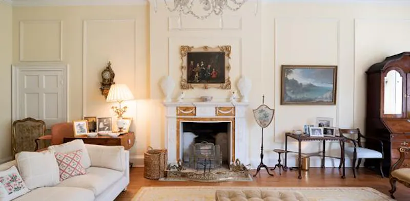 Pretty white house in Winchfield, A1453 (photo 4)